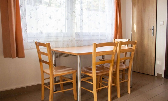 Hradec Kralove Maison | Bel appartement dans une maison de vacances pour 12 personnes avec WIFI, TV, patio et animaux admis