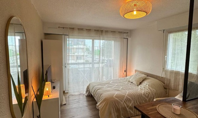 Cherbourg-en-Cotentin Appartement | Cosy apartment with balcony + parking - quiet 2 steps from downtown