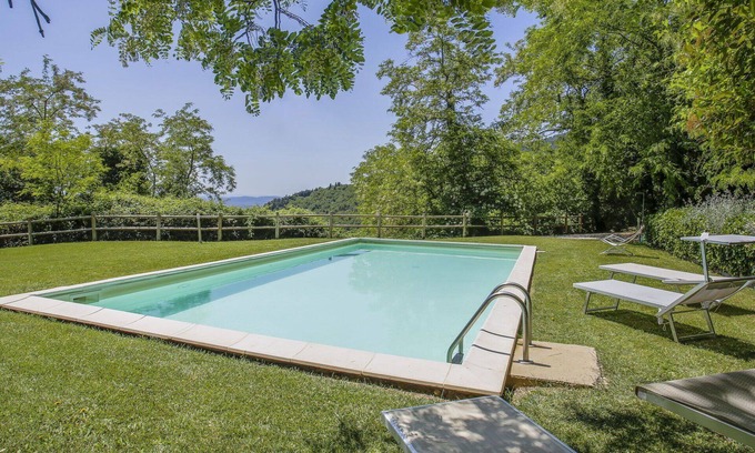 Sesto Fiorentino Villa | Appartement dans une maison de vacances avec WIFI, piscine, TV, terrasse, animaux admis, parking
