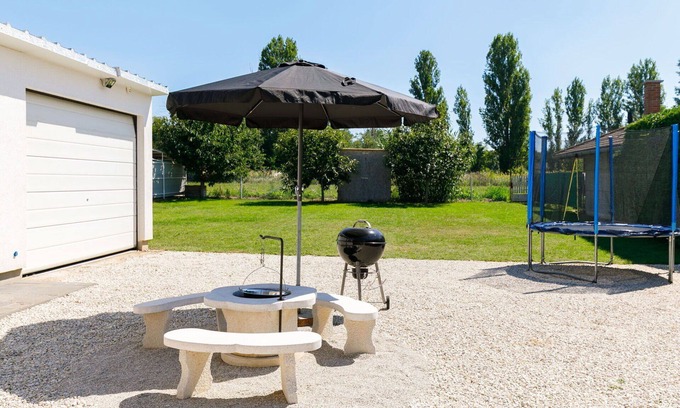 Balatonszarszo Appartement | Bel appartement pour 5 personnes avec climatisation, WIFI, TV et balcon
