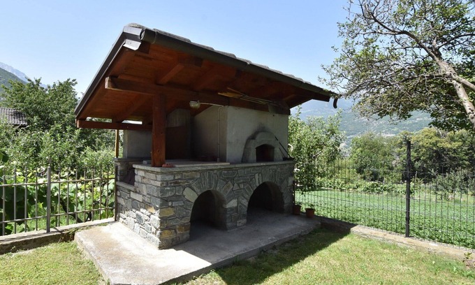 Fenis Appartement | Confortable appartement pour 4 personnes avec WIFI, piscine, TV, terrasse et animaux admis