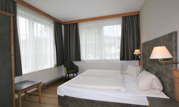 Stumm Appartement | Joli appartement pour 10 personnes avec WIFI, piscine, TV, terrasse, animaux admis et parking
