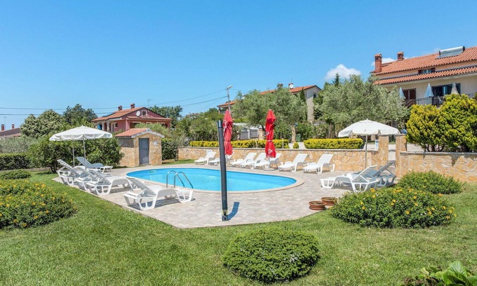 Brnobici Appartement | Cosy apartment for 3 guests with pool, WIFI, TV, terrace and parking
