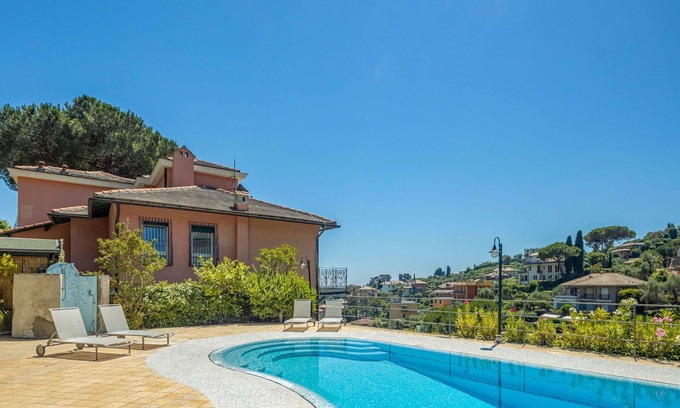 Rapallo Appartement | Bel appartement pour 4 personnes avec climatisation, piscine, TV et patio