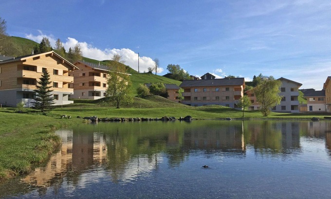 Tavanasa Appartement | Bel appartement avec bain à remous, piscine, WIFI, TV, patio, vue panoramique et parking