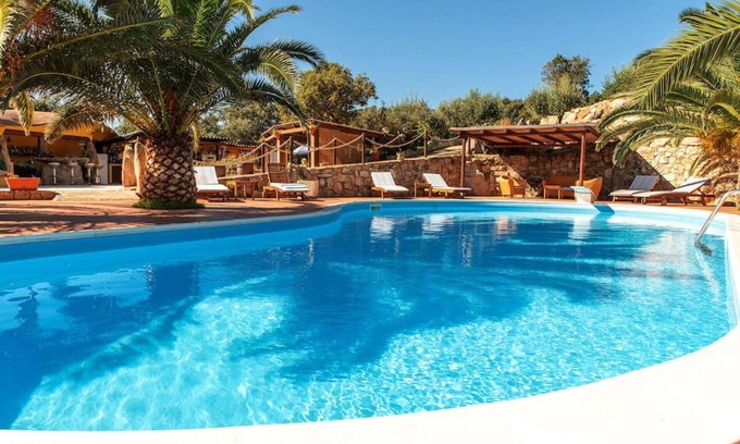 Telti Appartement | Agréable appartement avec WIFI, piscine, climatisation, TV, patio, animaux admis et parking