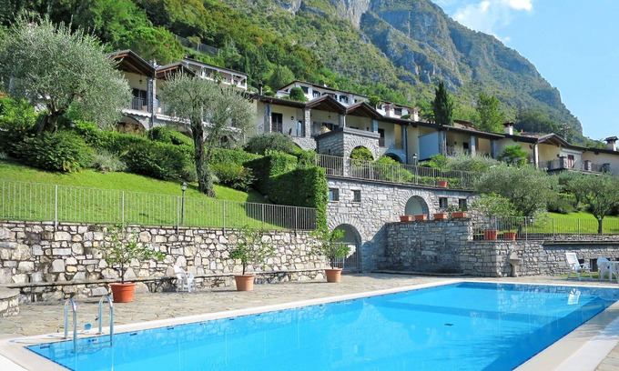 Valsolda Appartement | Bel appartement pour 4 personnes avec WIFI, piscine, TV, terrasse, animaux admis et parking