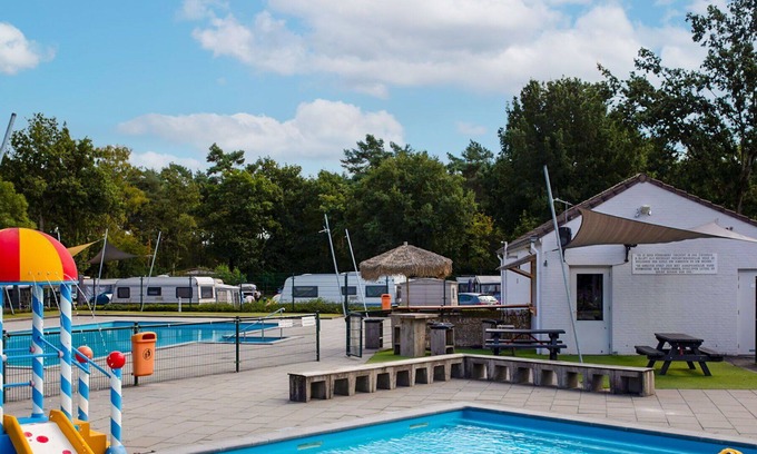 Soerendonk Maison | Joli appartement dans une maison de vacances avec piscine, TV, animaux admis et parking