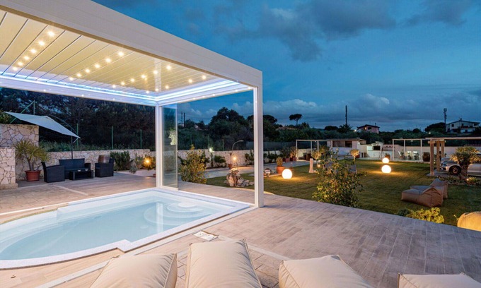 Eden Beach Villa | Bel appartement dans une maison de vacances avec climatisation, piscine, WIFI, TV, patio, parking