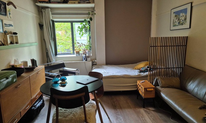 Westlandgracht Appartement | Cosy Artsy Amsterdam Studio, new residential hood