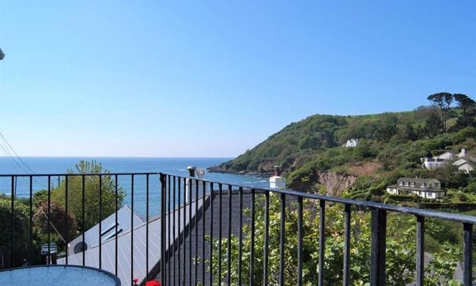 Talland Maison | Cosy Beachfront Retreat with Stunning Sea Views & Free Access to a Local Indoor Pool