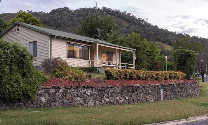 Mount Beauty Maison | Cosy Candlewick Cottage | A Mount Beauty Delight
