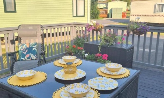 Llanrhystud Maison | Cosy caravan on championship golf course, ideal for a relaxing break