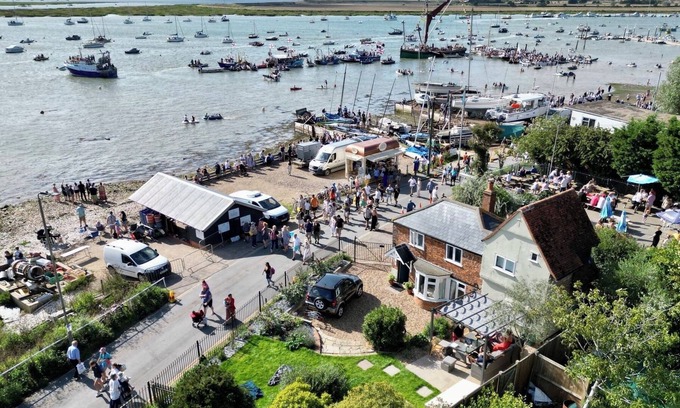 West Mersea Maison | Cosy Coastal 2-Bedroom Cottage with Hot Tub & Log Burner