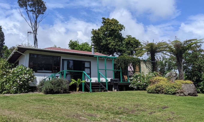 Papamoa Cottage | Cosy cottage just 7 mins from beach!