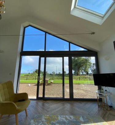 Woodford Maison | Cosy Cottage & Lake views