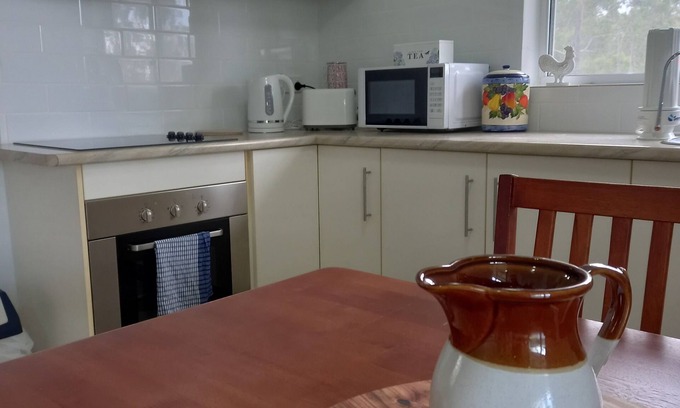 Bungadoo Cottage | Cosy Country Cottage in Bungadoo. One-bedroom quiet accommodation.