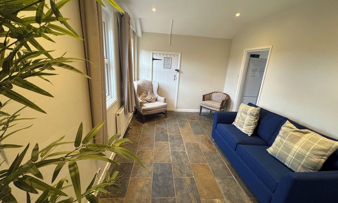 Exmouth Maison | Cosy Family Cottage. Sleeps 16. Close to the beach and town. Pet Friendly!