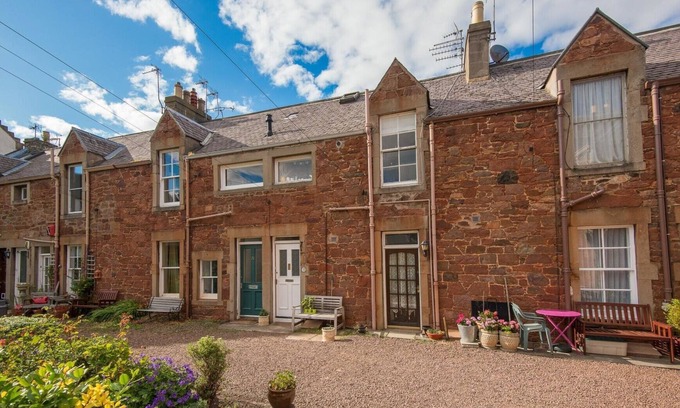 North Berwick Appartement | Cosy first-floor mews apartment, close to the beach and tucked away in a quiet courtyard. Sleeps 2