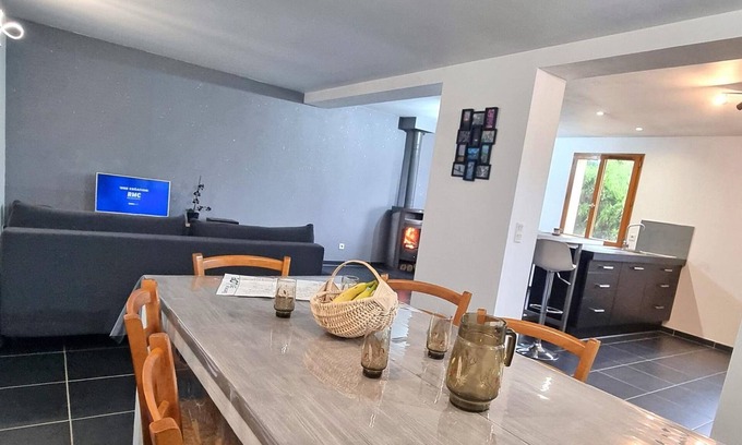 Veranne Cottage | Gîte 80m² avec jardin privatif, garage pour motos, à proximité des sentiers de randonnée et circuits VTT.