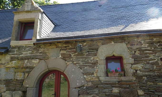 Saint-Laurent Cottage | Cosy gîte in a manor house with private terrace on a 7-hectare property