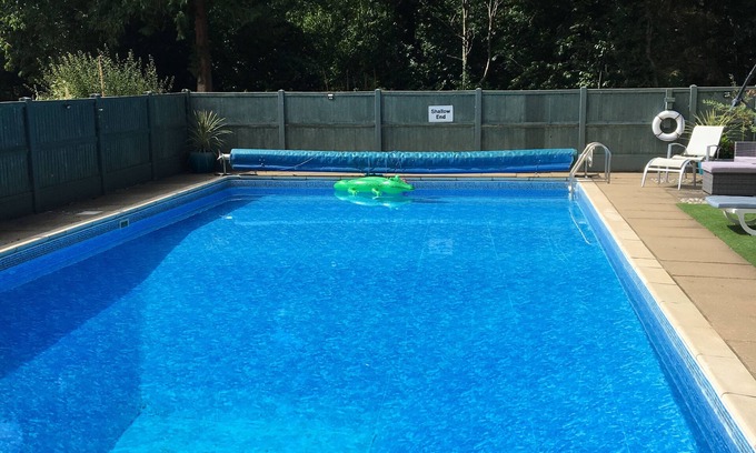 Cromer Appartement | Cosy ground floor pet friendly Saxony studio with gardens and pool near Cromer