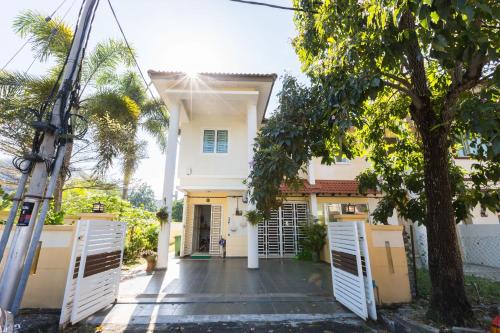 Bayan Lepas Maison | Cosy HomeStay at Penang Island -Beach and Village
