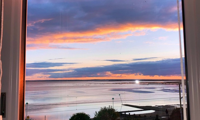 Leigh-on-Sea Maison | Cosy Hot Tub Beach House with Panoramic Views of LeighonSea Estuary + Fireplace