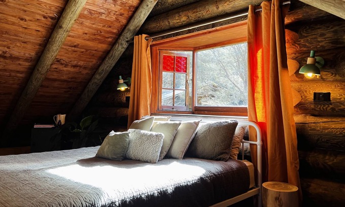 Hikuai Cabine | Cosy Log Cabin! Perfect for all those wanting to relax, destress and reconnect.