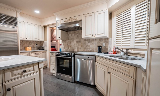 Shaughnessy Maison | Cosy Luxe Mansion with Sauna - Central Vancouver