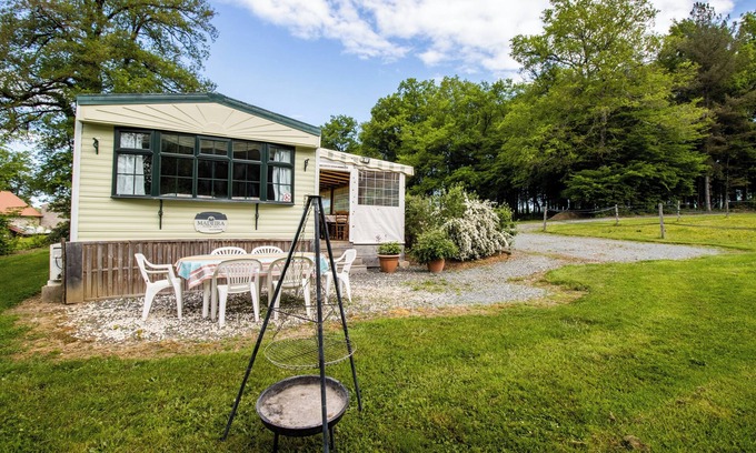 Chalais Location De VR | Mobil-home cosy au calme, avec terrasse et piscine partagée
