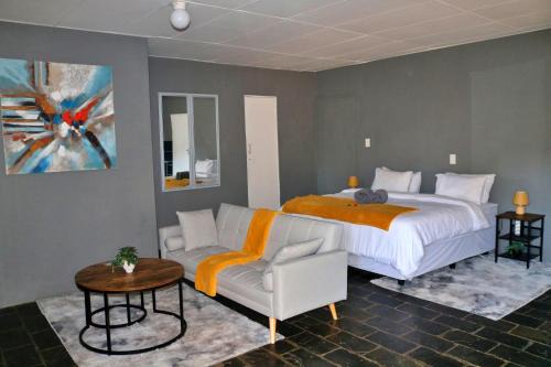Magaliesberg Chalet De Ski | Cosy Mountain FarmStay w private Boma