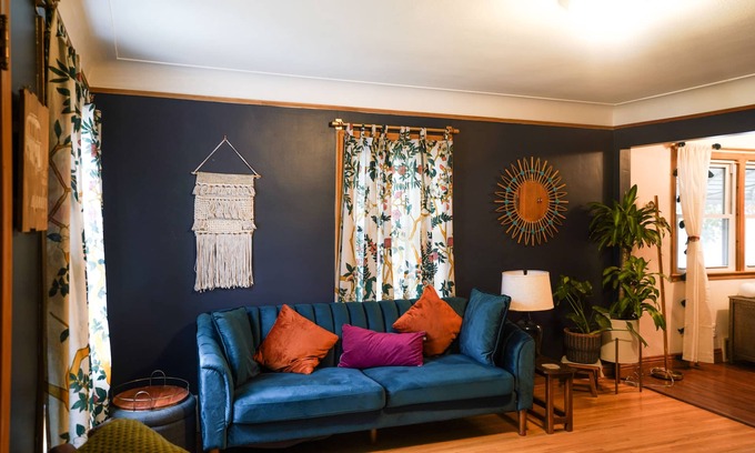 Waite Park Maison | Cosy Nest Welcomes Pets. Comfortable Work-from-Home Space, & Garage Parking.