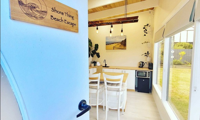 St. Andrews Beach Maison | Cosy Ocean Beach Bungalow Minutes from The Hot Springs and Ocean Beaches.