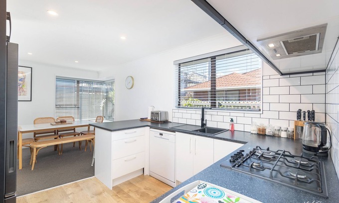 Petone Maison | Cosy, private, and central home with parking