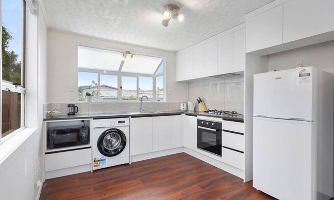 Auckland Maison | Cosy Renovated Two Bed Garden Apt | WIFI & Netflix