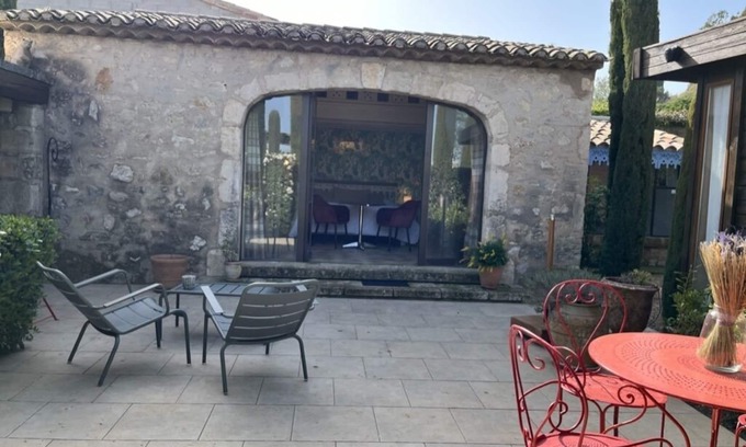 Eygalieres Maison | Cosy retreat in Eygalieres with artist studio. Walking distance to the village