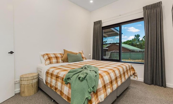 Bendigo Maison | COSY RETREAT ON FOREST - Offering 3 Comfortable Bedrooms - Sleeps Up to 6 - Please Note - If Booking for 5 or more guests all 3 rooms will be required