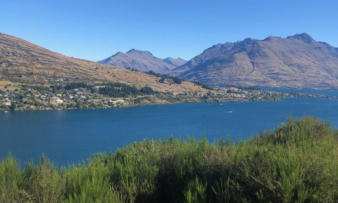 Frankton Appartement | Cosy retreat with spectacular views of Lake Wakatipu and mountain ranges