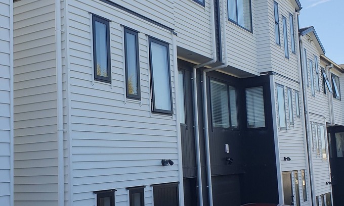 Mount Roskill Maison | Cosy room with ensuite bathroom on ground floor.