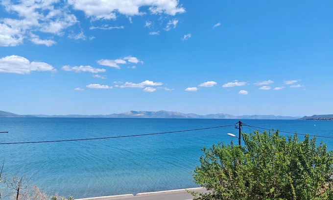 Oropos Appartement | Cosy Seaside Apartment above the sea