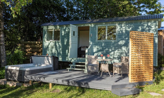 Alness Cabine | Cosy Shepherds Hut in the Scottish Highlands With hot tub
