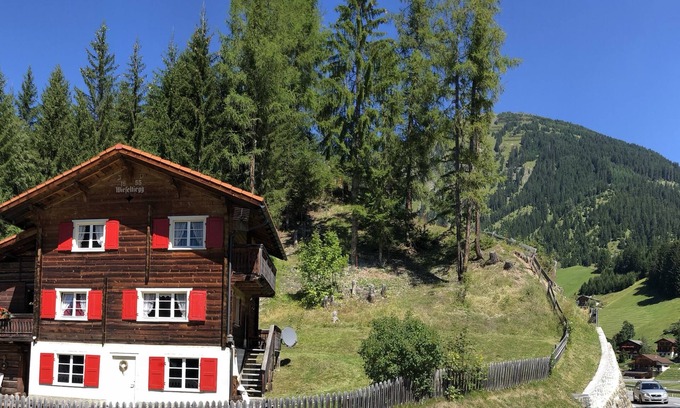 Litziruti Chalet De Ski | Cosy ski retreat Swiss Alps 10 min to Arosa Sleeps 6. Spectacular mountain views