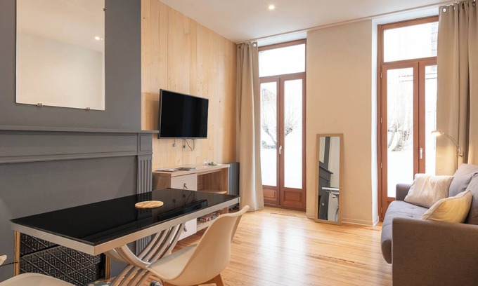 Bagneres-de-Bigorre Appartement | Séjour cosy à Bagnères - Studio Bastan rénové, balcon, Wi-Fi ultra-rapide, proche thermes