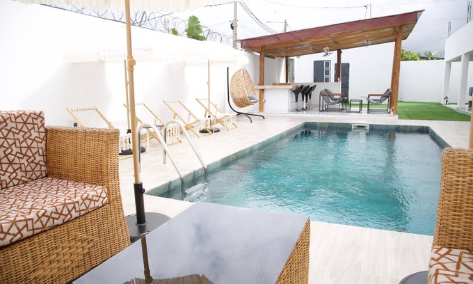 Yamoussoukro Appartement | Cosy studio in a mini-complex with swimming pool close to amenities.