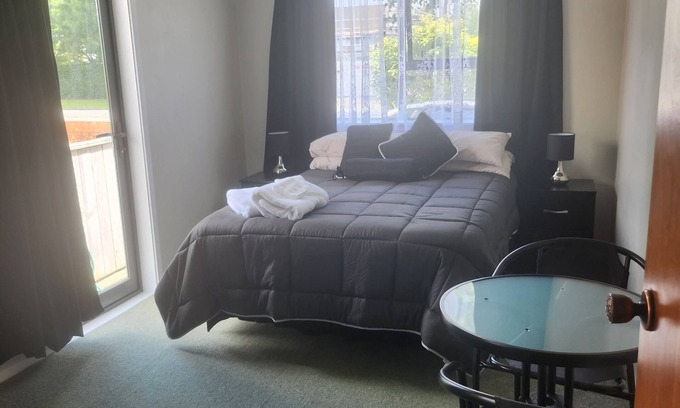 Upper Hutt Appartement | Cosy studio walking distance to shops rails. 45 minutes from the city
