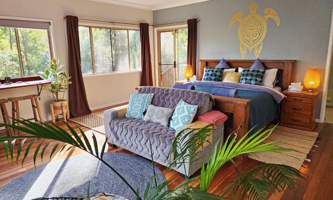 Doonan Maison | Cosy Studio with Forest Views, Noosa Hinterland