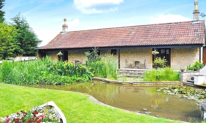 Hinton Appartement | Cosy studio with open fire, perfectly located for visiting Bristol and Bath