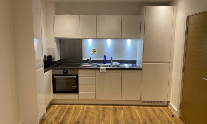 Loxford Appartement | Cosy Stunning two Bed Apartment With Balcony