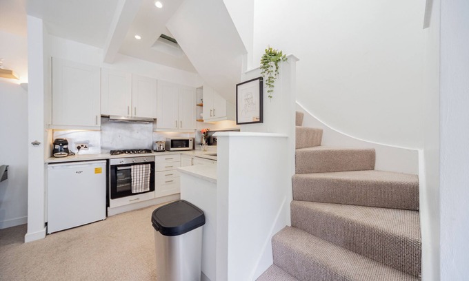 Kensal Green Maison | Cosy & Stylish 3 Bed House Near Shepherd’ Bush+ Central London | Wi-Fi | Parking